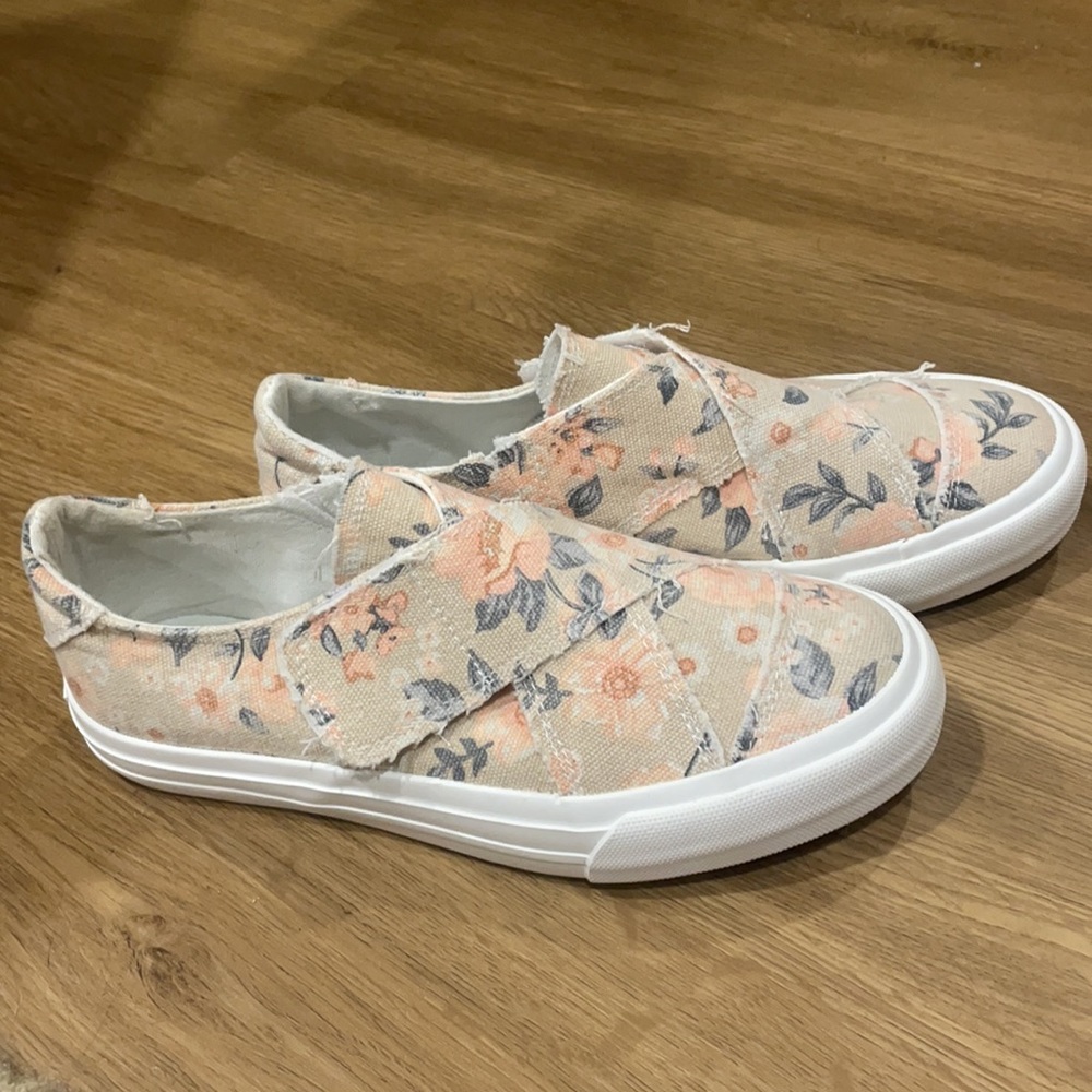 Tennis shoes